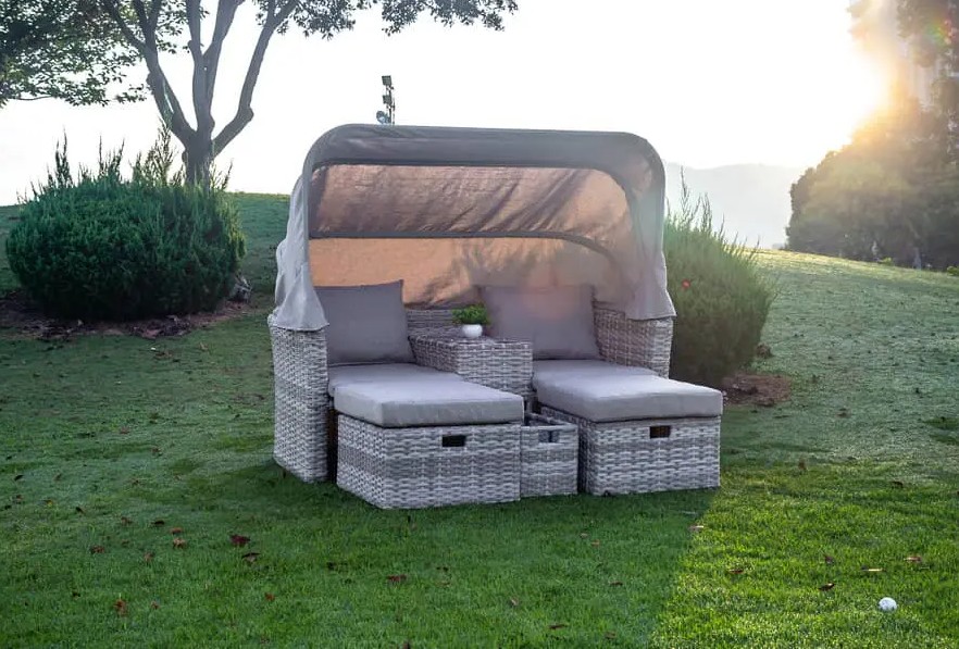 Verwandeln Sie Ihren Wohnraum im Freien mit dem Canopy Companion Sofa-Set