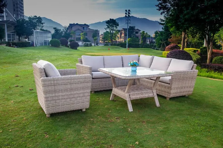 Schaffen Sie eine einladende Outdoor-Oase mit einem 4-teiligen Sofa-Ess-Set: eine perfekte Ergänzung für jede Terrasse